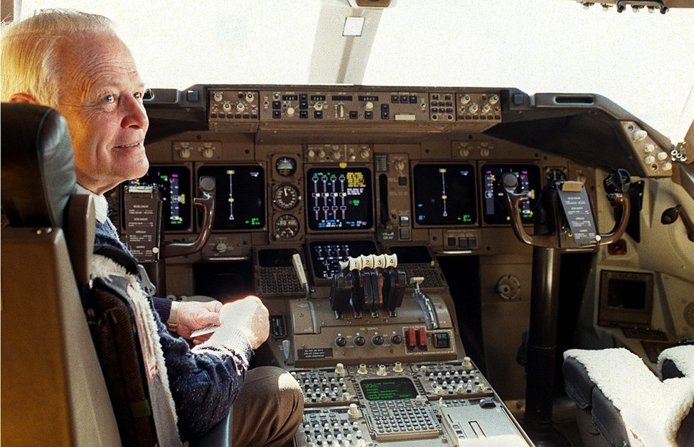 Доктор Дэвид Уоррен представил улыбающегося в кабине Боинга 747 26 августа 1998 года.