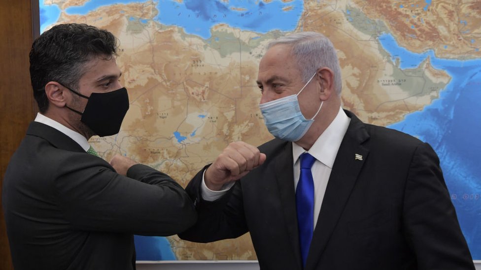 بنيامين نتنياهو والسفير الإماراتي في إسرائيل محمد محمود آل خاجة
