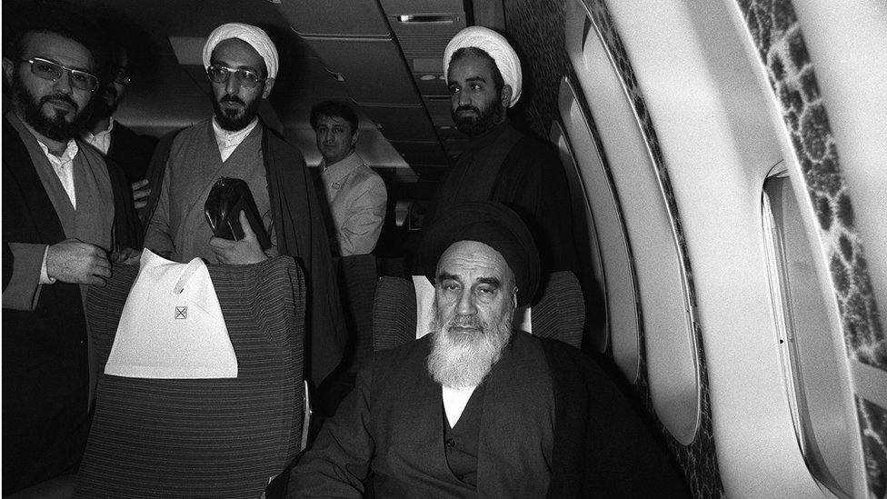 Humeyni uçakta İran'a giderken