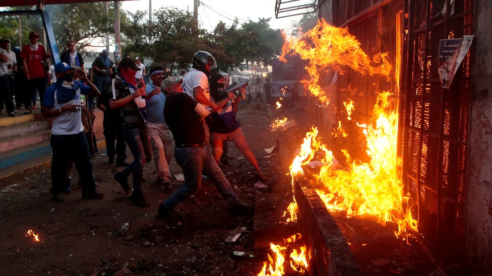 Manifestantes antigubernamentales celebran la quema de Radio Ya, en Managua.
