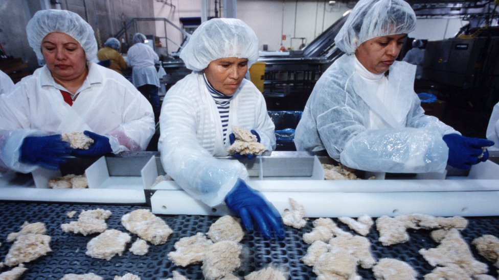 Сотрудники готовят курицу на фабрике Тайсона