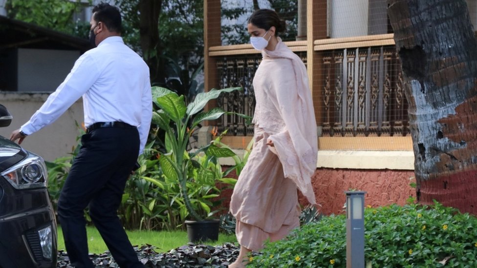 Болливудская актриса Дипика Падуконе покидает гостевой дом после того, как ее допросили представители Бюро по контролю над наркотиками (NCB)