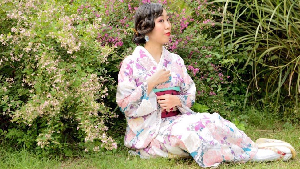 Фотография женщины в кимоно