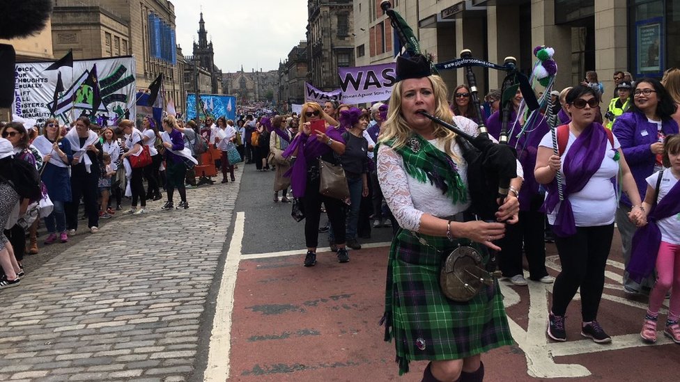 Участники марша в Эдинбурге