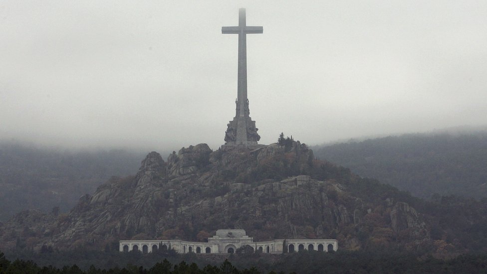 Густой туман лежит над памятником Валле-де-лос-Кайдос (Долина павших) 20 ноября 2005 года в Эль-Эскориале, Испания