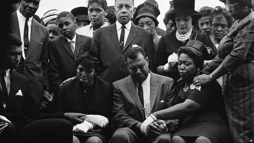 Семья Кэрол Робертсон, 14-летней афроамериканки, убитой в результате взрыва в церкви, посещает ее могилу 17 сентября 1963 года, Бирмингем, Алабама.