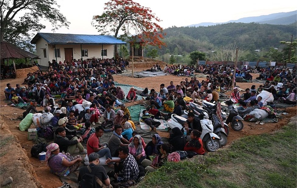 أشخاص ينتظرون في ملجأ مؤقت بمعسكر عسكري، بعد إجلائهم من قبل الجيش الهندي، أثناء فرارهم من العنف العرقي في ولاية مانيبور الشمالية الشرقية في 7 مايو/أيار 2023