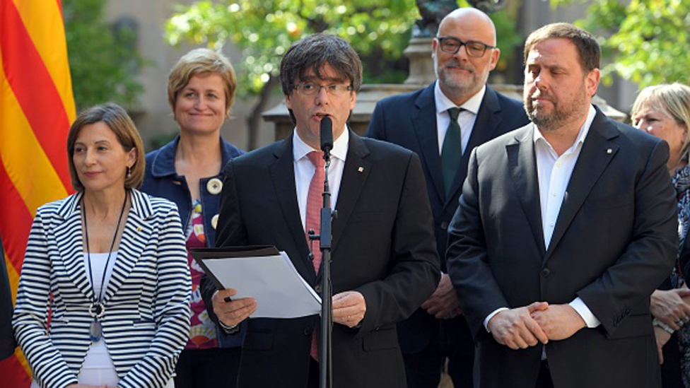 El presidente catalán, Carles Puigdemont, asegura que celebrarán el referédum a pesar de la oposición del gobierno español. El presidente catalán, Carles Puigdemont, anunciando el referéndum