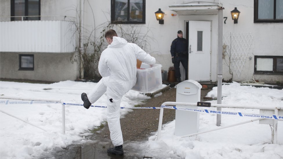 Полиция в приюте в Молндале. Швеция, 25 января