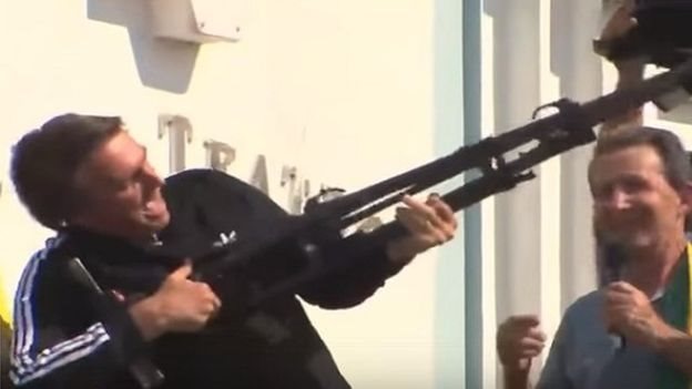 bolsonaro usando tripé para simular arma