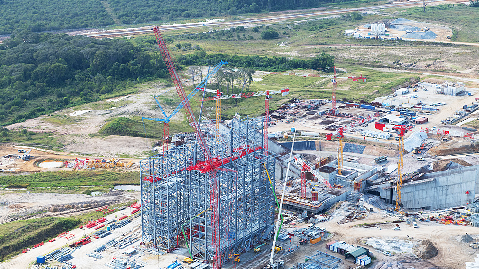 Construcción de la torre de lanzamiento de 90 metros