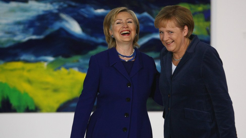 Хиллари Клинтон и Ангела Меркель смеются вместе