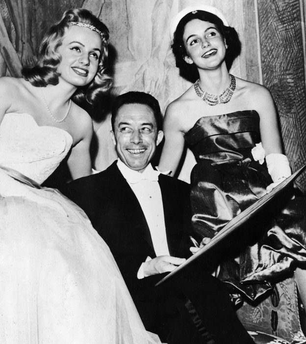 Helen Triber, Albert Camus y Torun Moberg posando durante el banquete Nobel después de que Camus fue galardonado. Helen Triber, Albert Camus y Torun Moberg