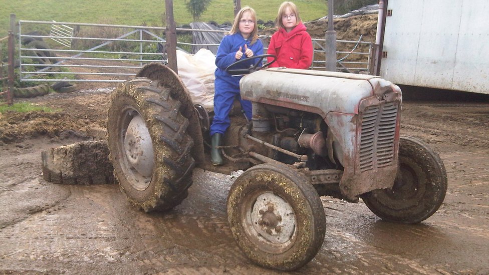 Анна и Лаура Коллвуд в детстве на семейной ферме