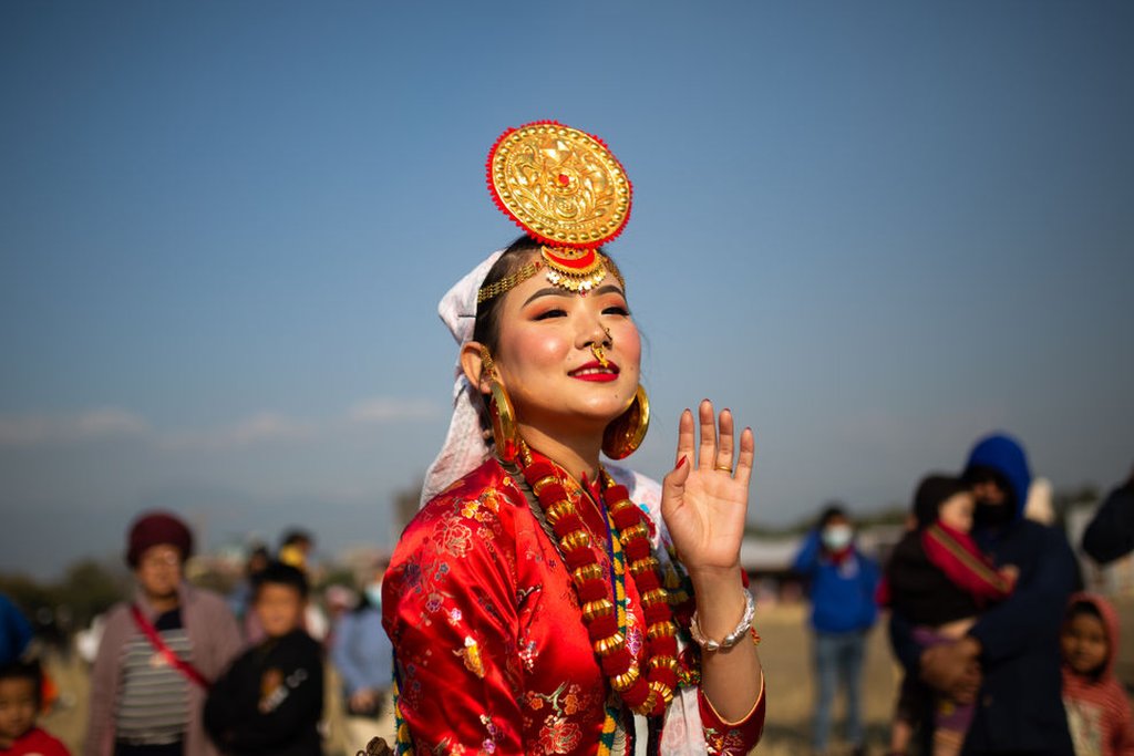 Una mujer de la comunidad de Kirat vistiendo trajes tradicionales baila durante el festival Sakela en Katmandú, Nepal.