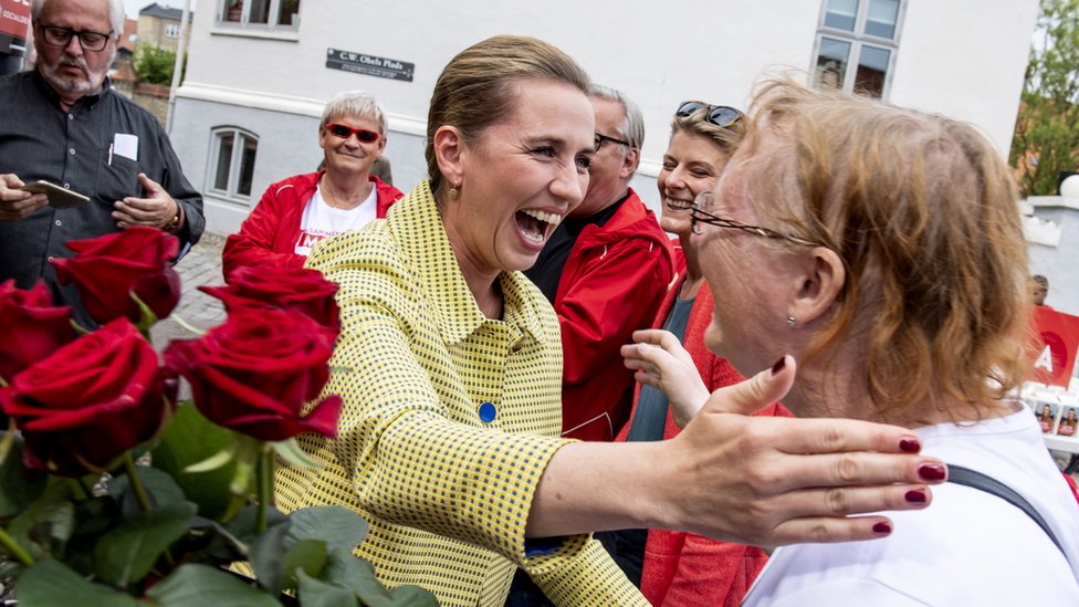 Метте Фредериксен, лидер датских социал-демократов, дарит избирателям розы в последнюю минуту кампании в Ольборге, Дания.