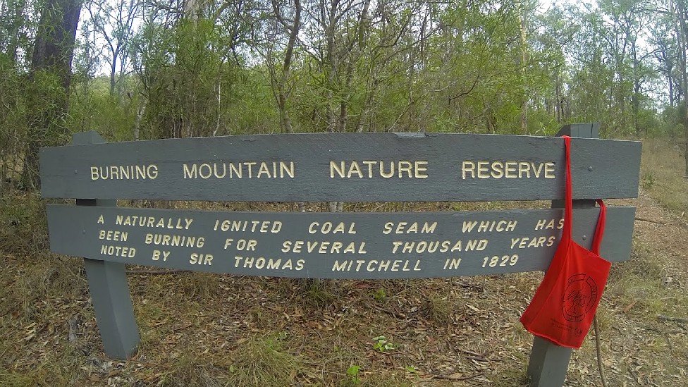 Cartel que marca el reserva de Burning Mountain o Montaña Ardiente