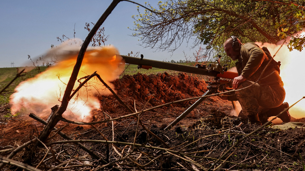 جندي أوكراني يطلق نيران من قاذفة قنابل مضادة للدبابات على خط أمامي بالقرب من باخموت (تاريخ الصورة 3 مايو/أيار الجاري)