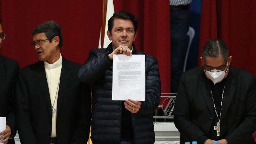 El Ministro de Gobierno, Francisco Jiménez, muestra un documento que contiene el acuerdo para finalizar con el paro en Ecuador.