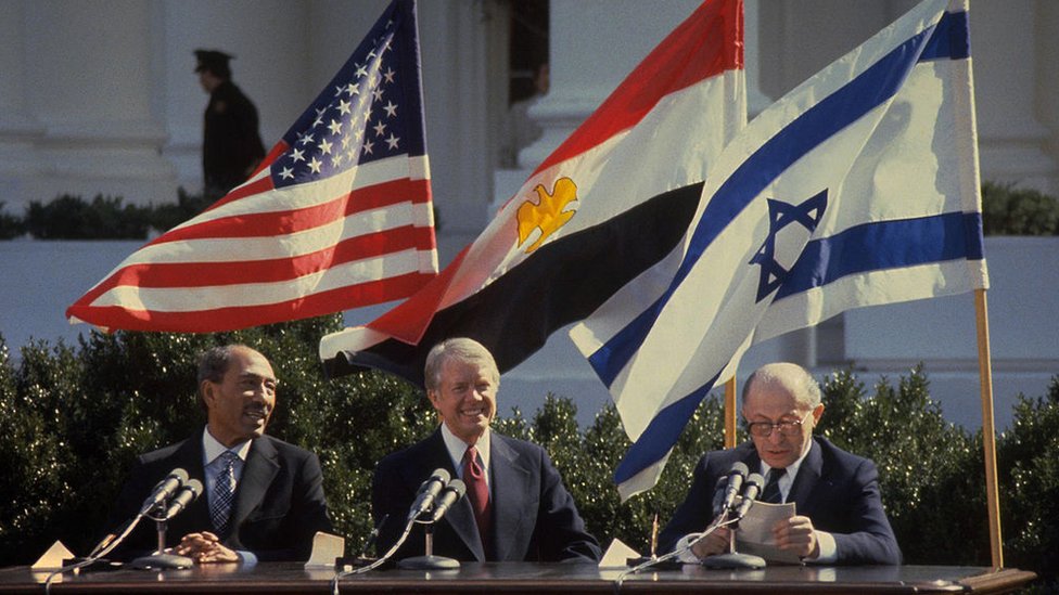 En 1979, Egipto e Israel firmaron un tratado de paz con la mediación de Estados Unidos. Anwar Sadat, Jimmy Carter y Menachem Begin.