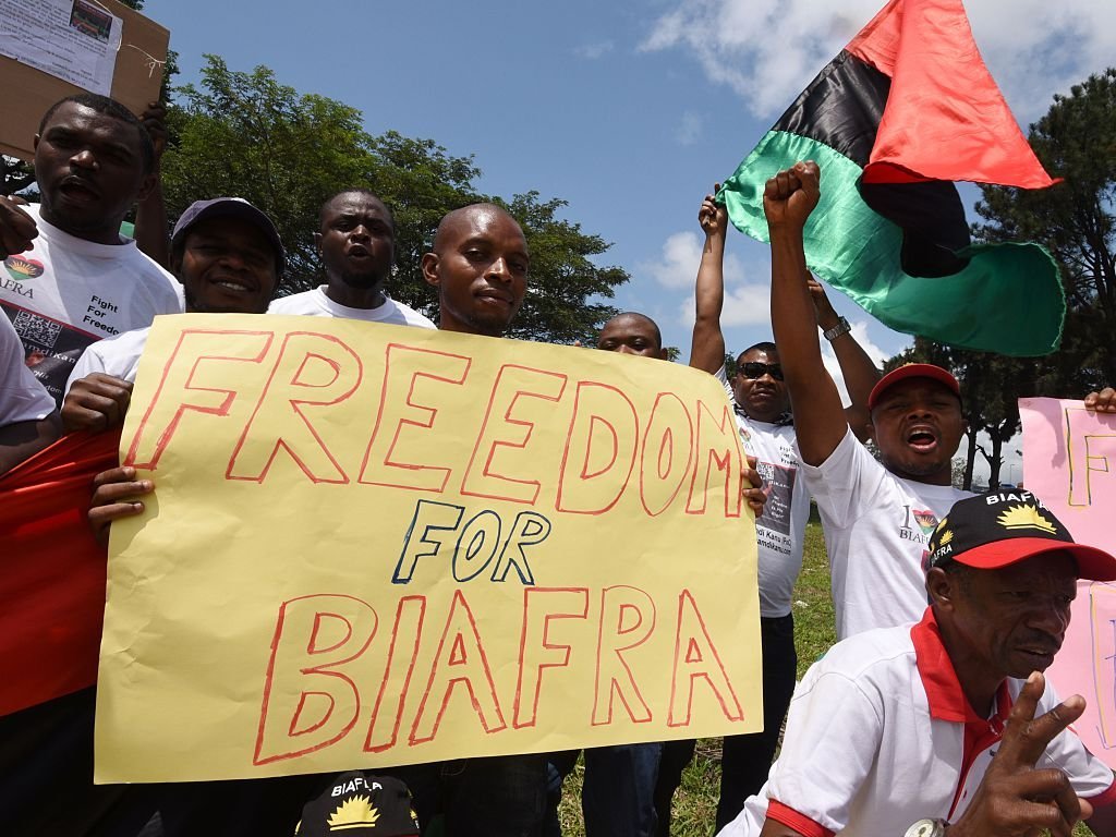 Tras el arresto de Kanu, miles de personas salieron a las calles de Nigeria para exigir su libertad y la de Biafra. hombre con cartel que dice "Libertad para Biafra".