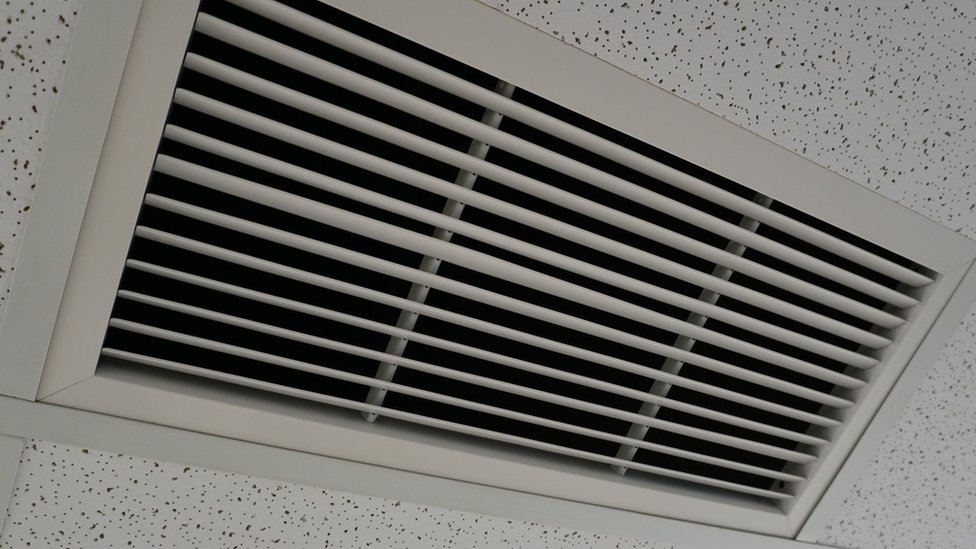 Ventanilla de aire acondicionado de una oficina.