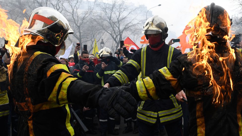 Пожарные подожгли друг друга во время акции протеста в центре Парижа 28 января