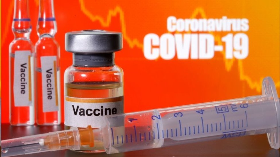 Frasco de vacina contra a covid-19 sobre fundo vermelho