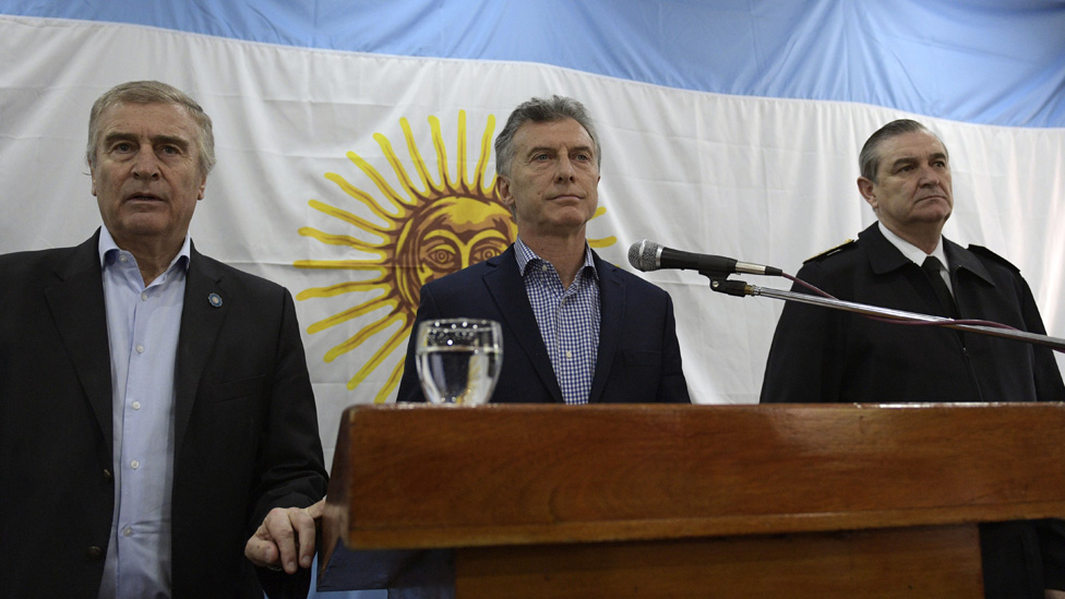 Macri (centro) ha apoyado a Oscar Raúl Aguad (izquierda), ministro de Defensa, pero medios locales han reportado su intención de remover al jefe de la Armada, el almirante Marcelo Srur (derecha). Aguad, Macri y Srur