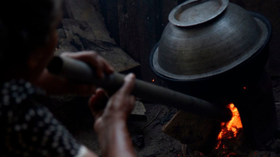 Warga banyak yang kembali menggunakan kayu bakar untuk memasak