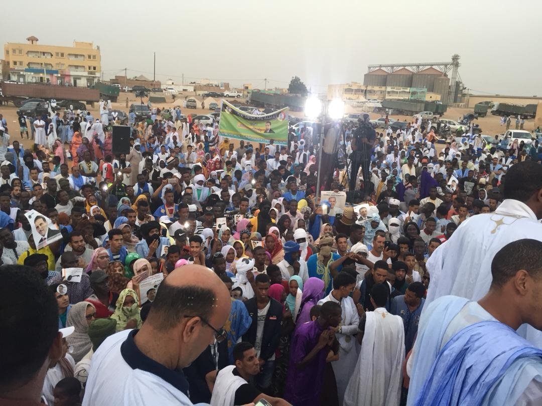 يقف الشارع الموريتاني في حالة من الترقب، في ظل اختلاف في الأولويات ما بين السياسيين والمواطنين العاديين.