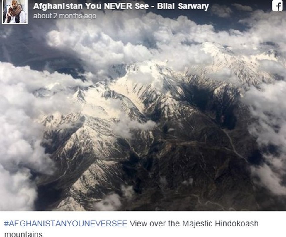 Сообщение в Facebook, показывающее вид на горы с воздуха и текст: «Вид на величественные горы Хиндокоаш».