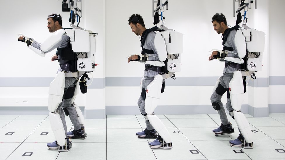 Este exoesqueleto controlado por la mente permitió que un hombre paralítico volviera a caminar.