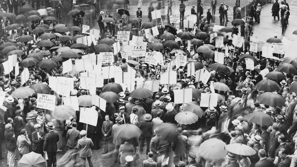 Nezadovoljni Amerikanci okupljeni ispred banke tokom Velike depresije 1930. godine