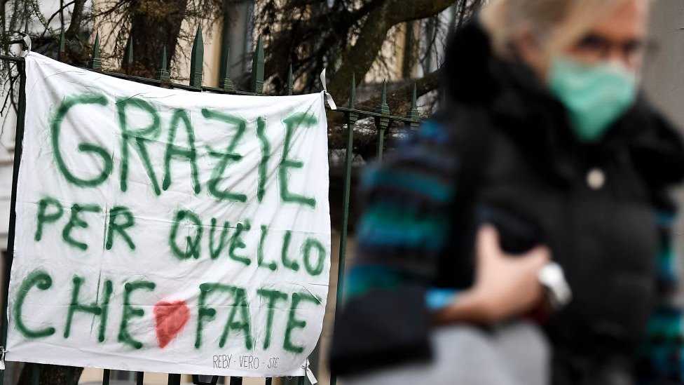 Letrero en tela fuera de emergencias en un hospital italiano que dice: Gracias por todo lo que hacen