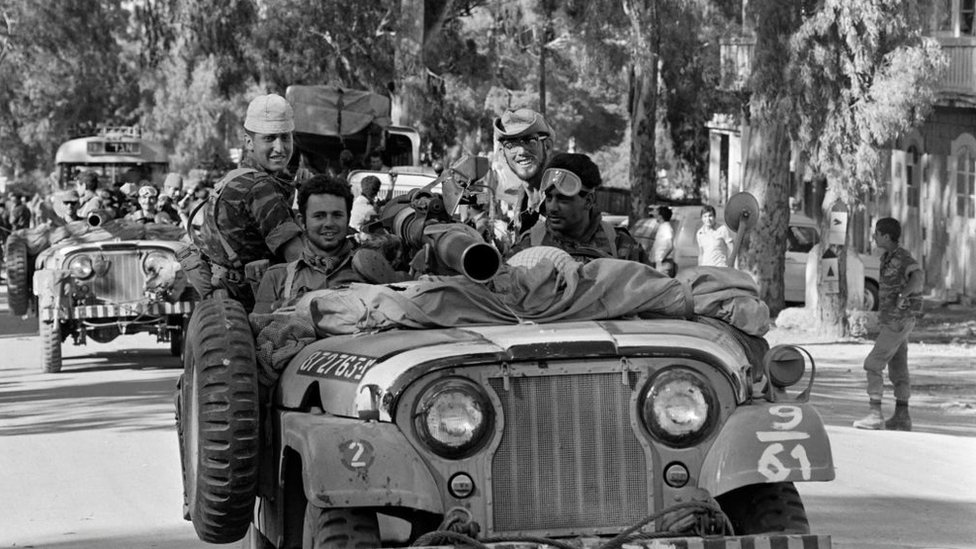 En pocos días los soldados israelíes pasaron de la preocupación a la euforia. Soldados israelíes recorren los territorios palestinos tras el final de la guerra de 1967.