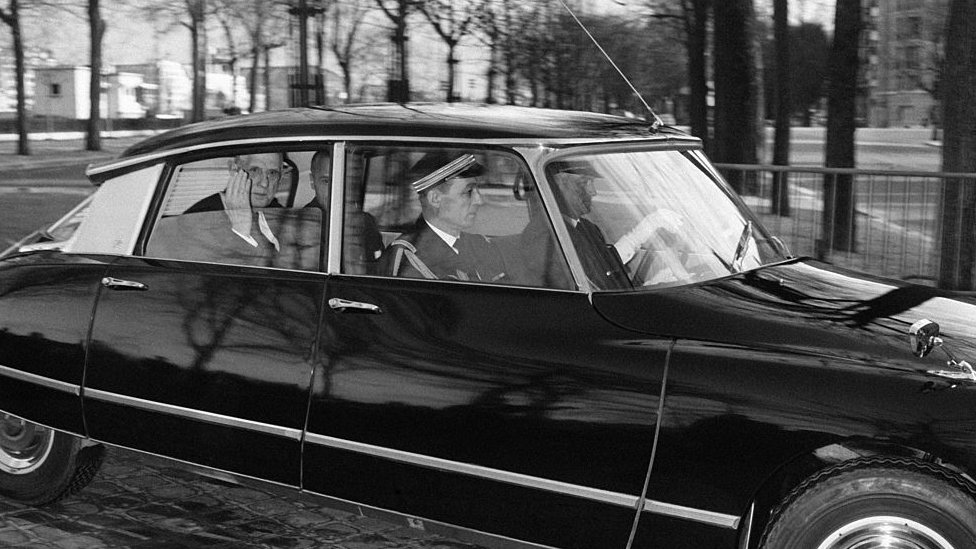 Desde entonces, De Gaulle, así como otros presidentes franceses, le fue fiel al Citroën DS... De Gaulle en su auto.