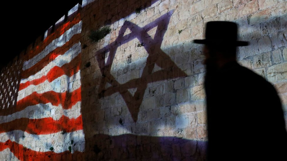 Banderas de EE.UU. e Israel en un Jerusalén