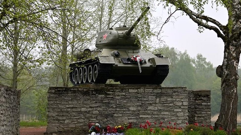 Эстонские власти демонтировали мемориал с танком Т-34 в Нарве. Обошлось без беспорядков