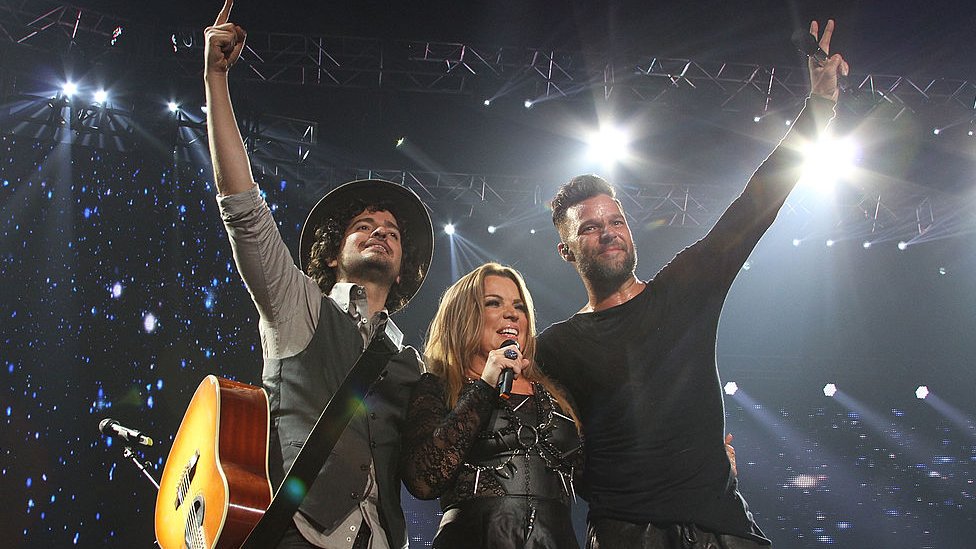 Ednita Nazario junto a los cantantes Tommy Torres y Ricky Martin.