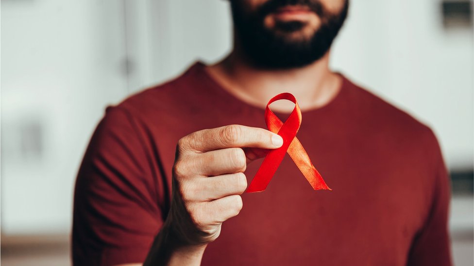 HIV farkındalık için kırmızı kurdele