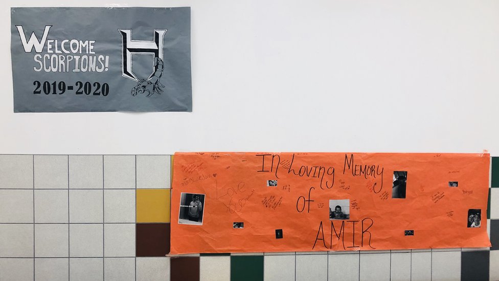 Tributos en honor a Amir en los pasillos de la secundaria Horizon.