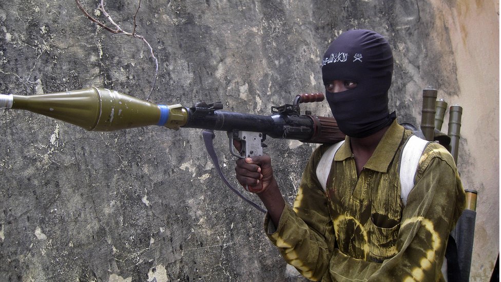 Esta foto muestra a un combatiente de un grupo islamista en Mogadiscio, Somalia, en 2009. Un combatiente