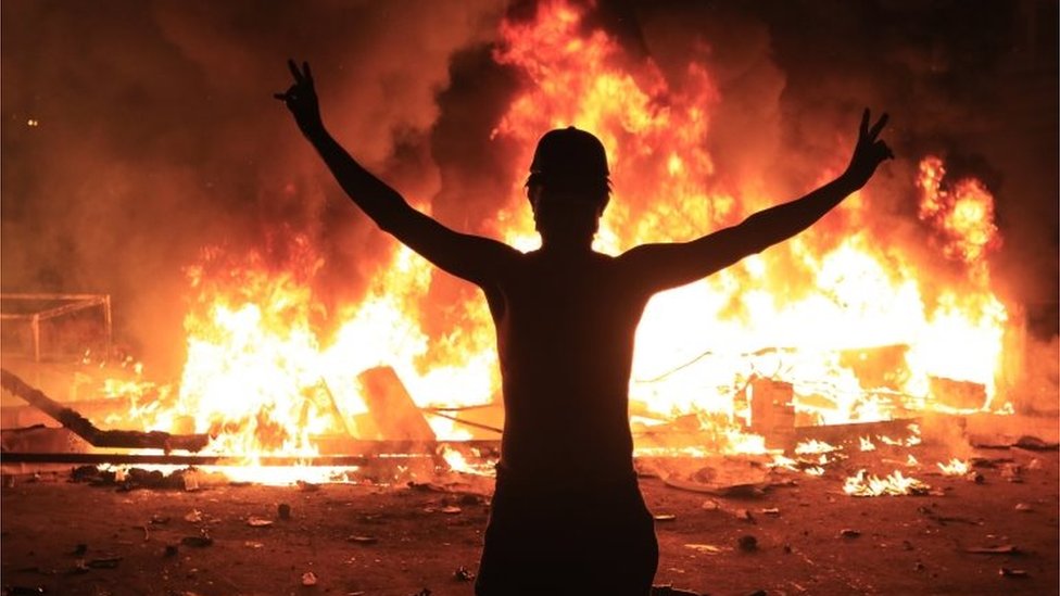 Протестующий силуэт на фоне огня в Кербеле, Ирак (28.10.19)