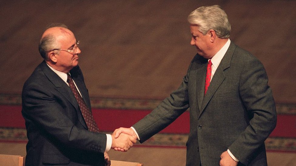 Aug 1991: Following attempted coup, President of the Soviet Union Mikhail Gorbachev signs a treaty at Parliament, prohibiting the Communist Party on the territory. This is the end of the Union of Soviet Socialist Republics (USSR).