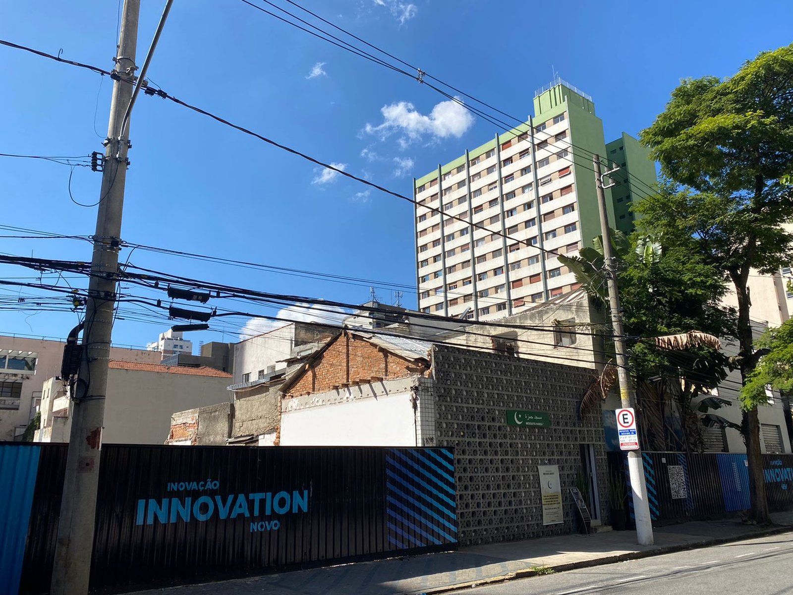 Tapume de empreendimento imobiliário ao lado da Mesquita Hamza em Pinheiros, São Paulo