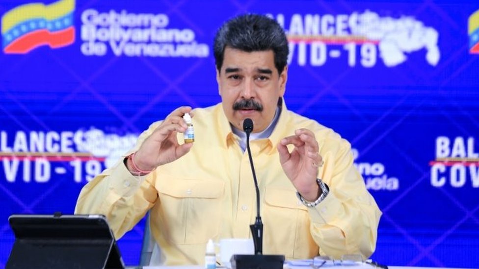 نيكولاس مادورو يحمل العلاج العشبي غير المثبت علمياً