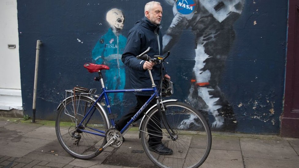 El líder de la oposición, Jeremy Corbyn, aplaudió la decisión de la primera ministra. Jeremy Corbyn