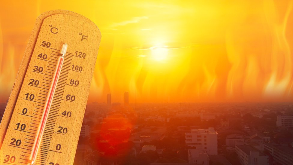 Imagen compuesta de un termómetro marca 45℃ con un sol caliente en el fondo