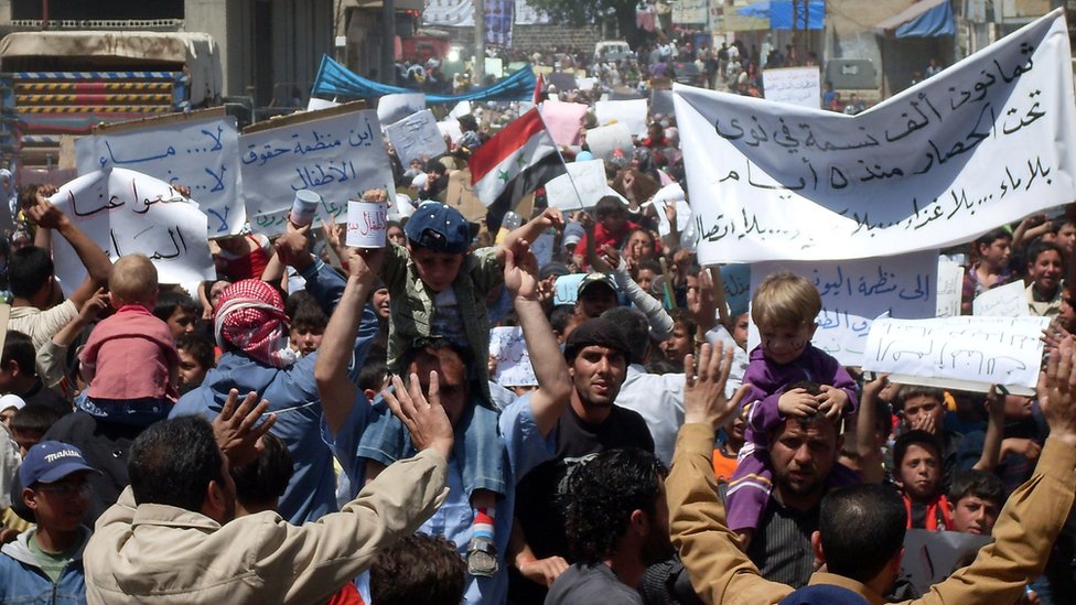 Demonstranti u Deri, april 2011.